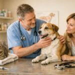 Gazdi vizsgálja kutyáját és macskáját, tüneteket keresve és megelőzést tervezve